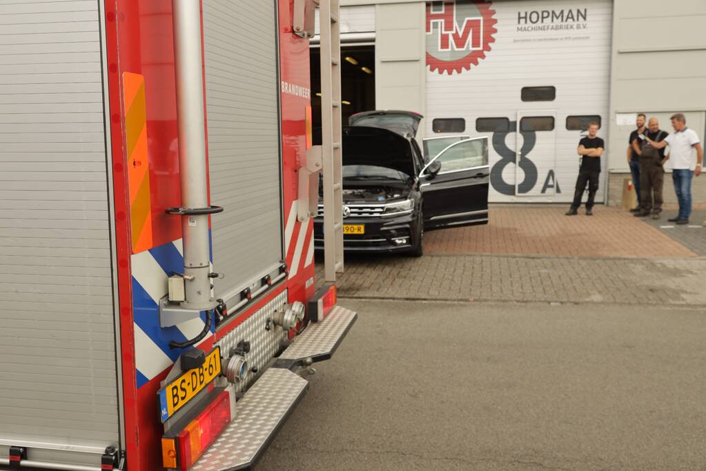 Nieuwe auto vliegt spontaan in brand