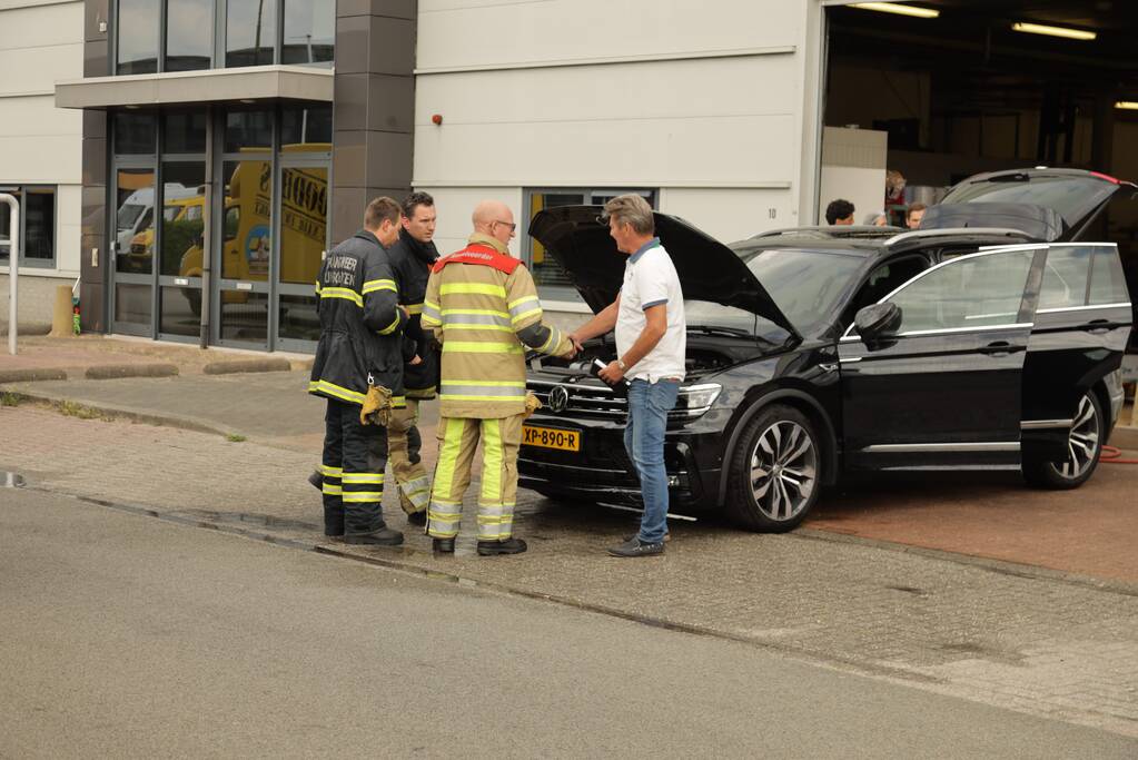 Nieuwe auto vliegt spontaan in brand