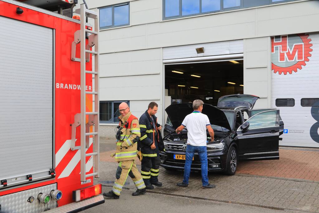 Nieuwe auto vliegt spontaan in brand