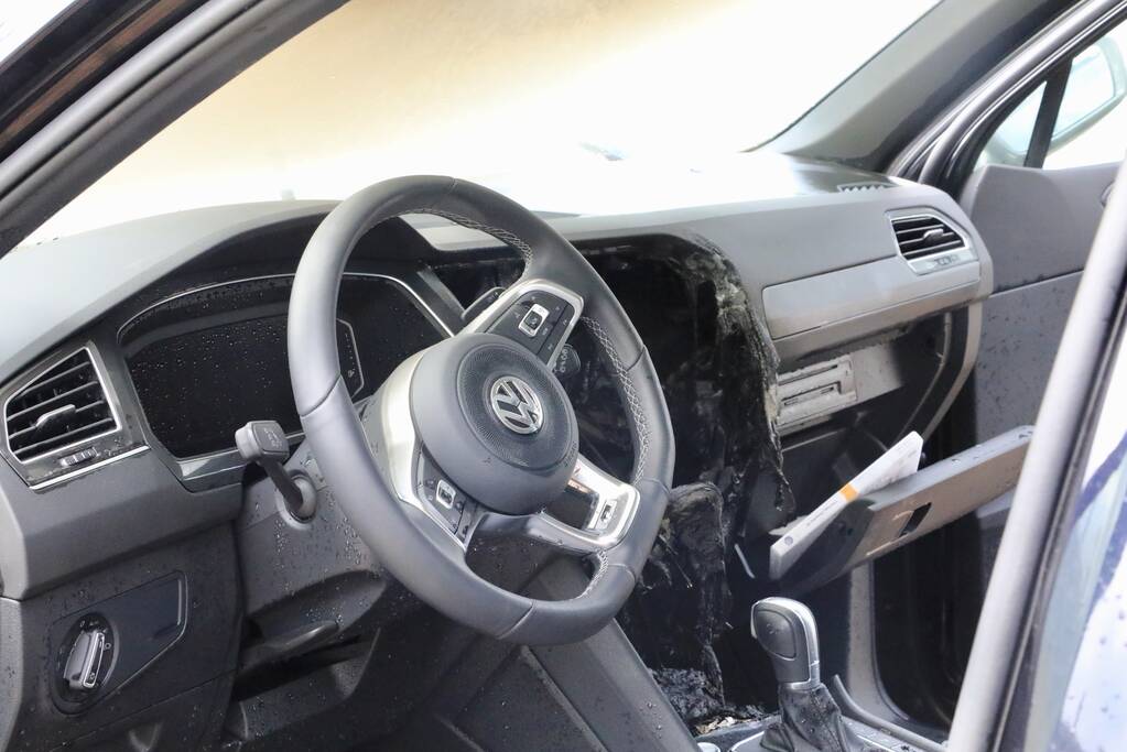 Nieuwe auto vliegt spontaan in brand