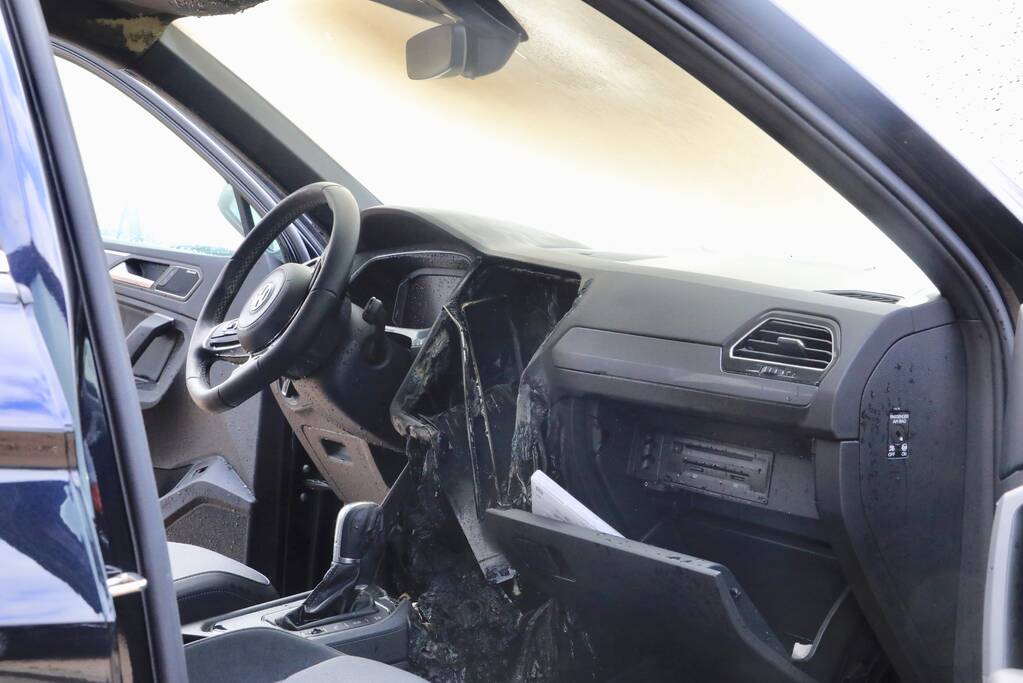 Nieuwe auto vliegt spontaan in brand