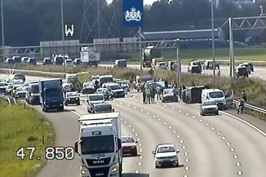 Veertien voertuigen botsen op snelweg