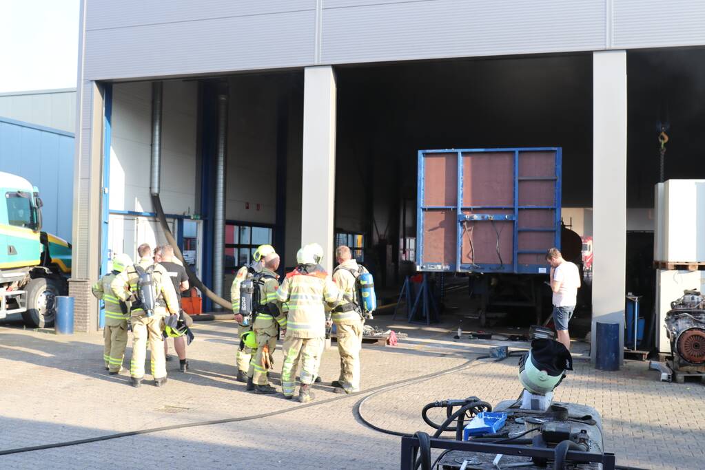 Bedrijf vol met rook na brand in lasapparaat