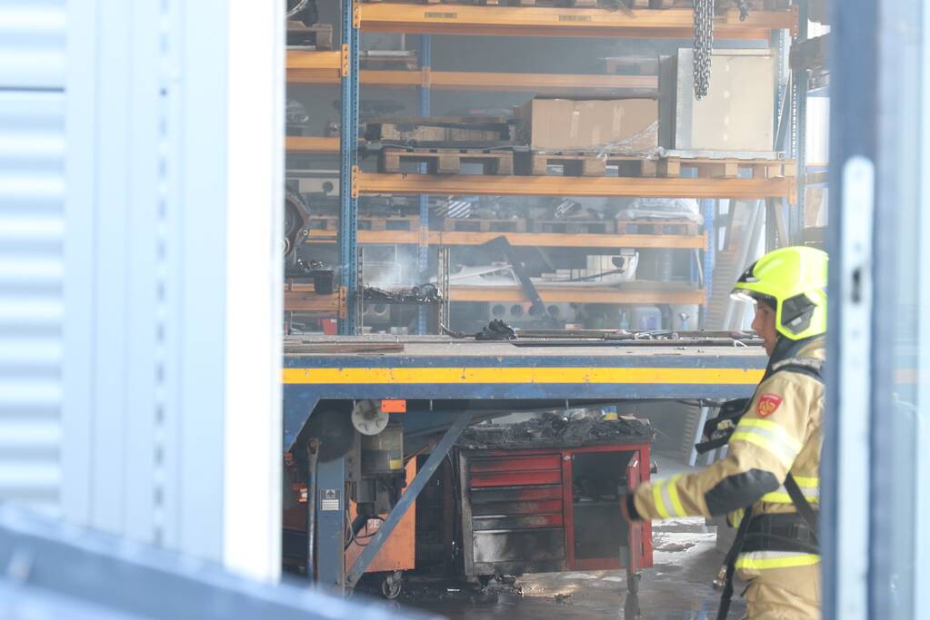 Bedrijf vol met rook na brand in lasapparaat