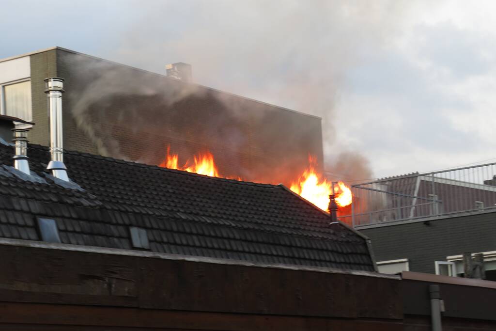 Grote uitslaande brand in woning boven winkel