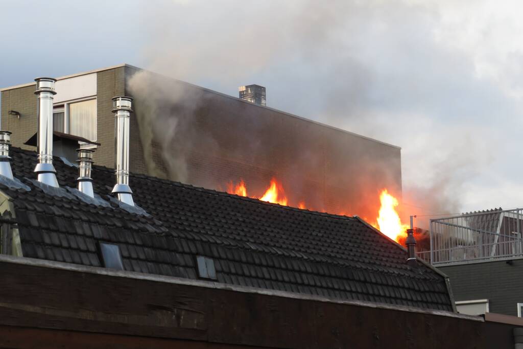 Grote uitslaande brand in woning boven winkel