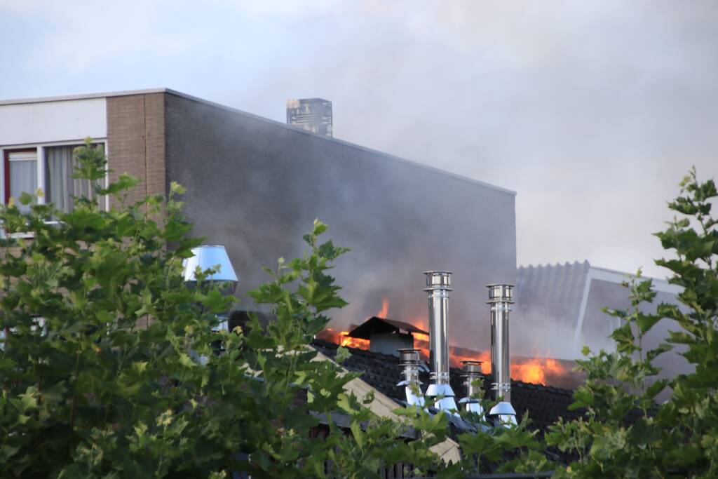 Grote uitslaande brand in woning boven winkel