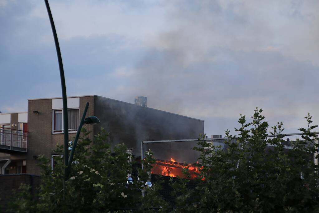Grote uitslaande brand in woning boven winkel