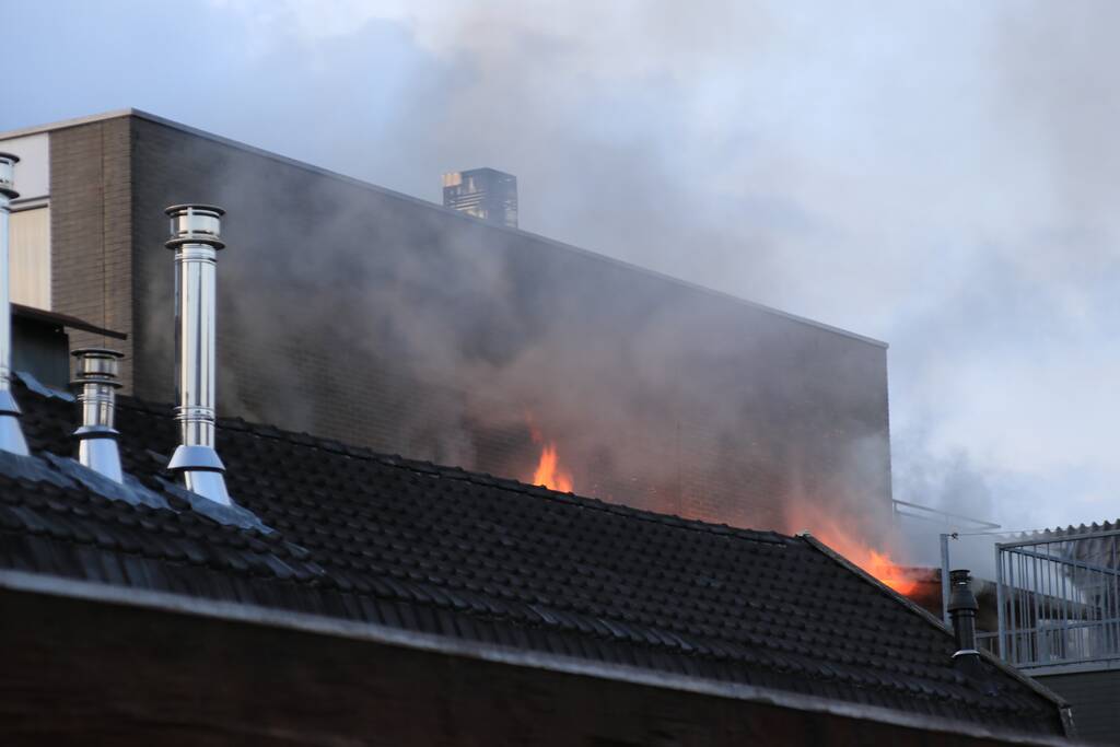 Grote uitslaande brand in woning boven winkel