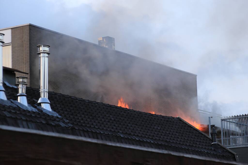 Grote uitslaande brand in woning boven winkel