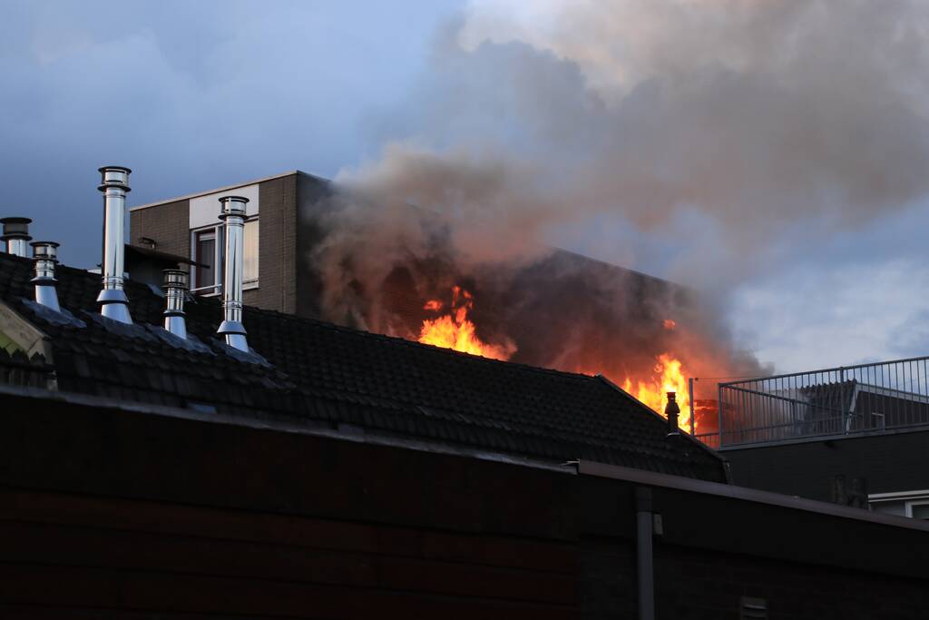 Grote uitslaande brand in woning boven winkel