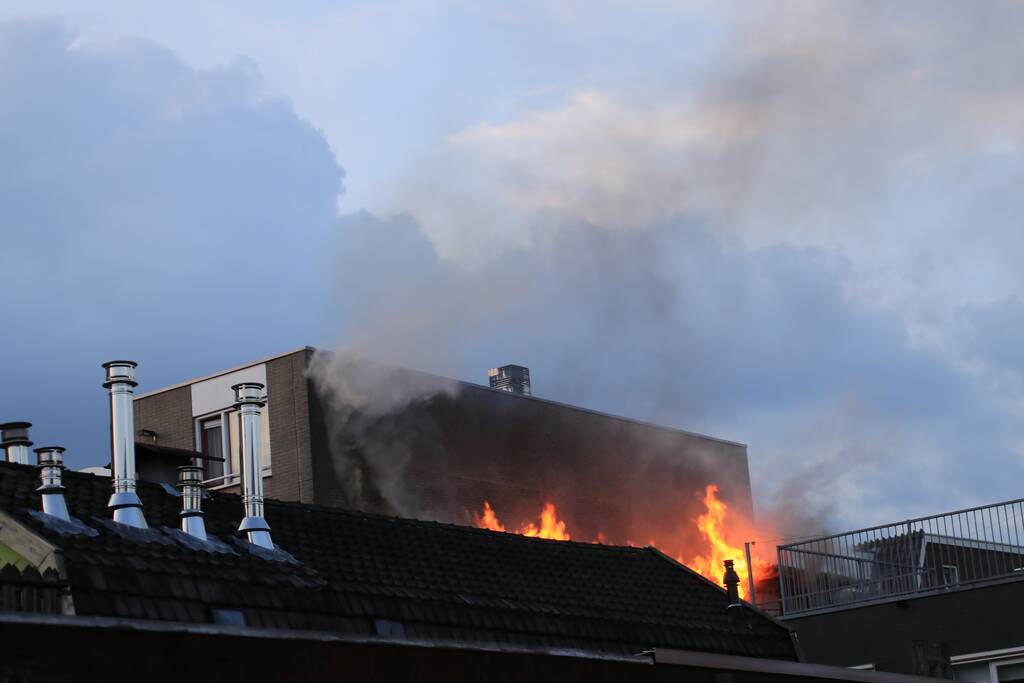 Grote uitslaande brand in woning boven winkel