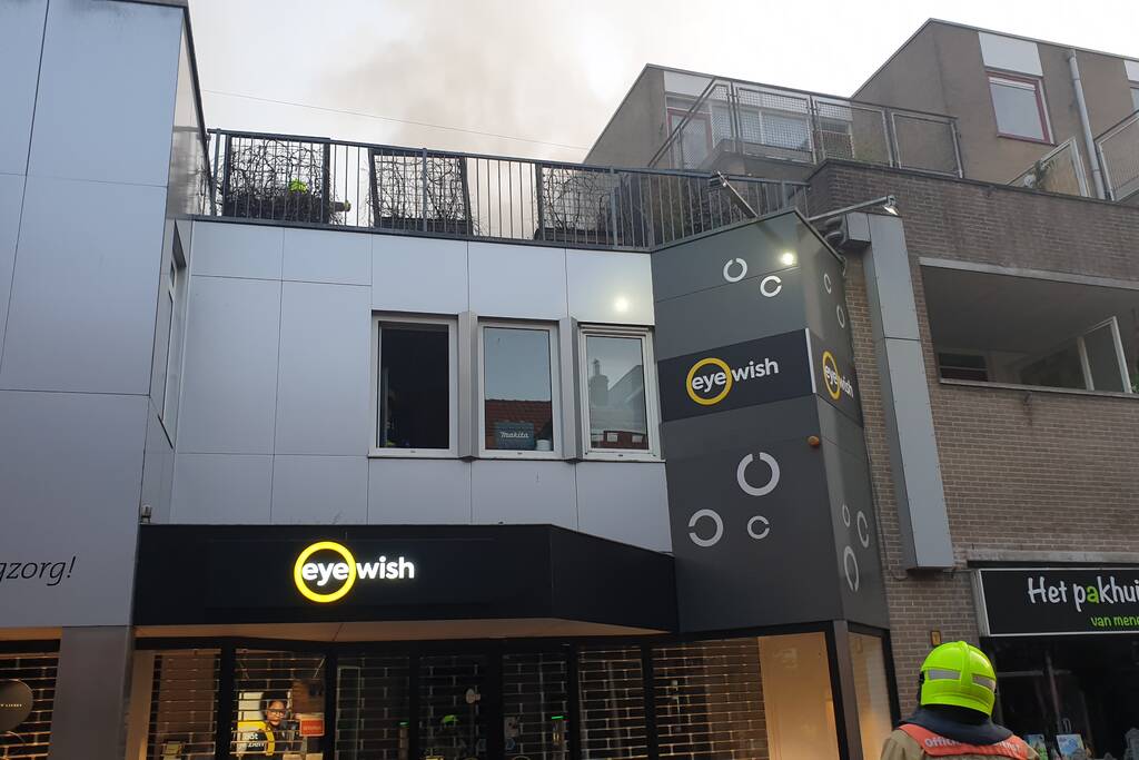 Grote uitslaande brand in woning boven winkel