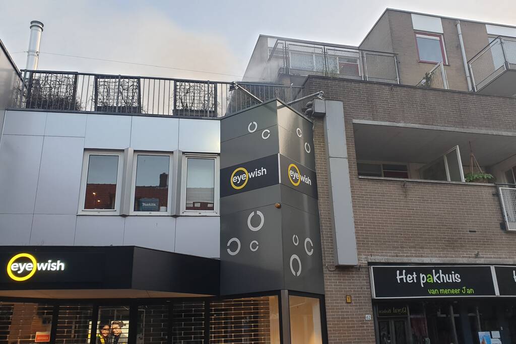 Grote uitslaande brand in woning boven winkel