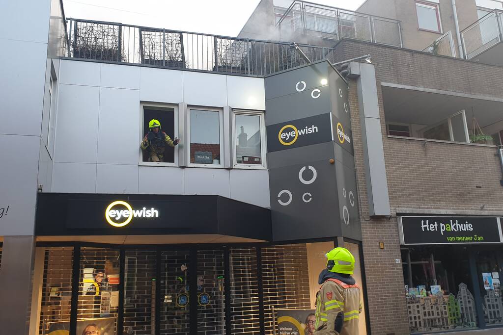 Grote uitslaande brand in woning boven winkel