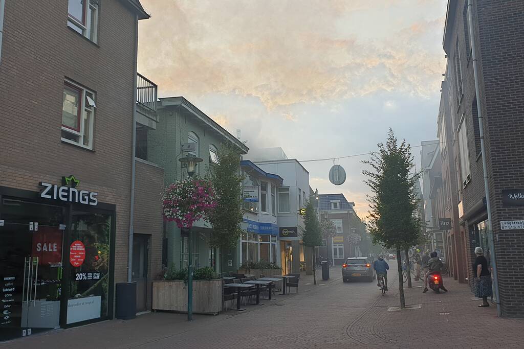 Grote uitslaande brand in woning boven winkel