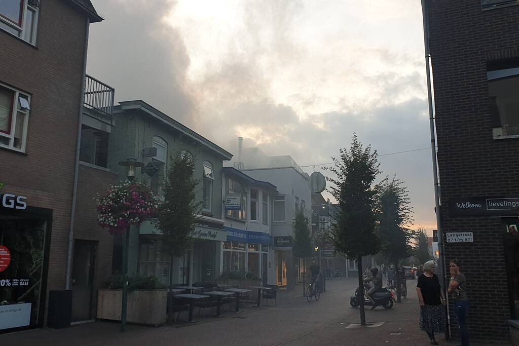 Grote uitslaande brand in woning boven winkel