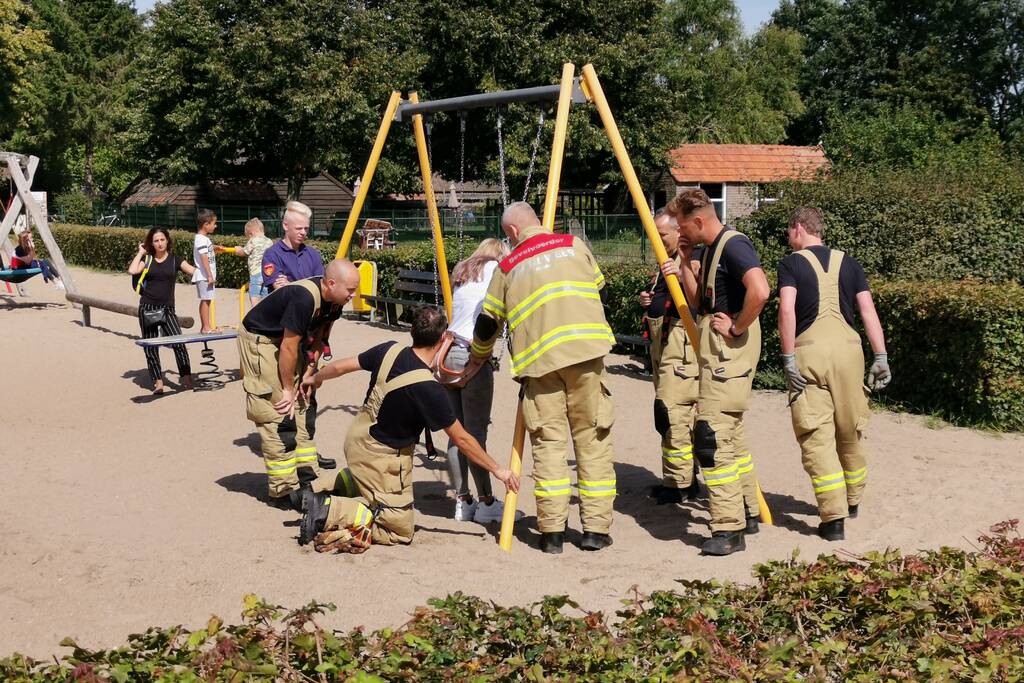 Meisje vast in schommel