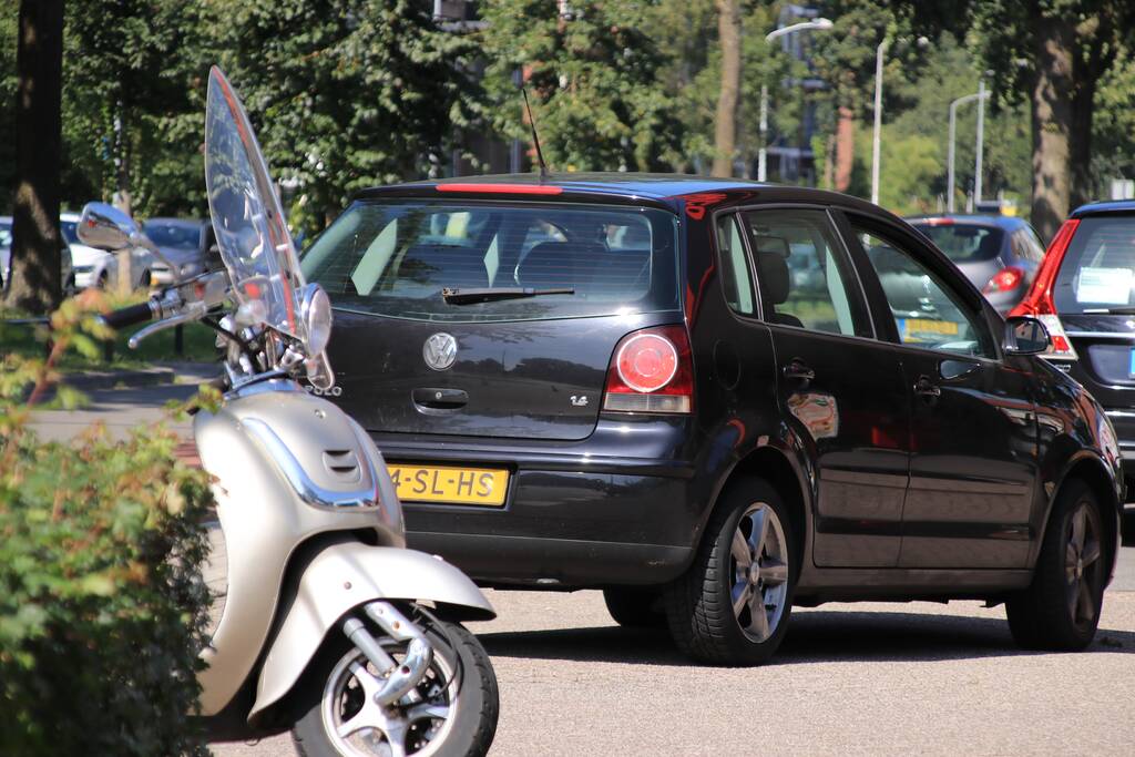 Scooterrijdster gewond bij aanrijding