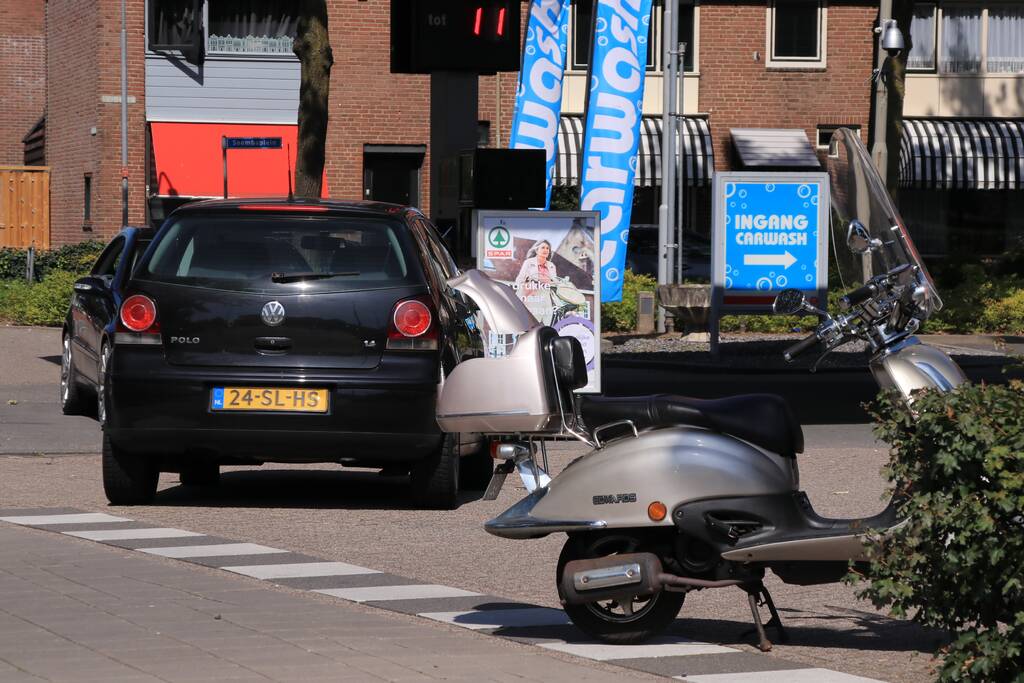 Scooterrijdster gewond bij aanrijding