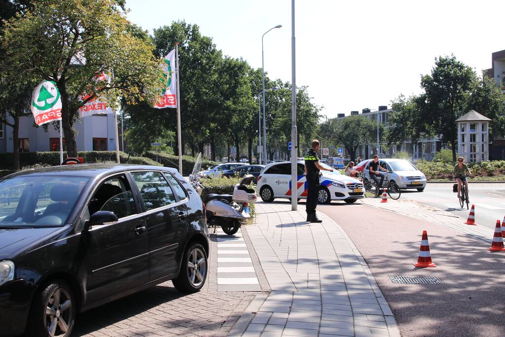 Scooterrijdster gewond bij aanrijding