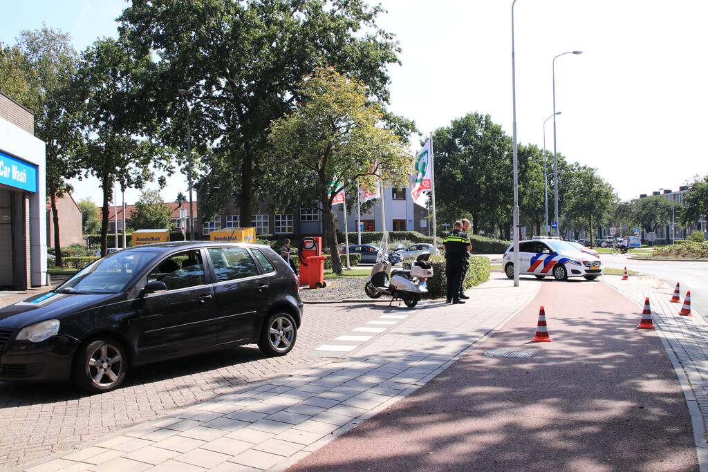 Scooterrijdster gewond bij aanrijding