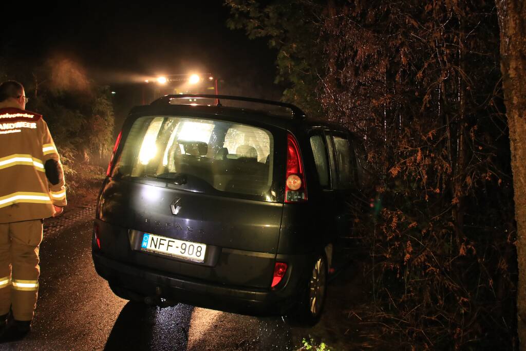 Buitenlandse auto achtergelaten na ongeval