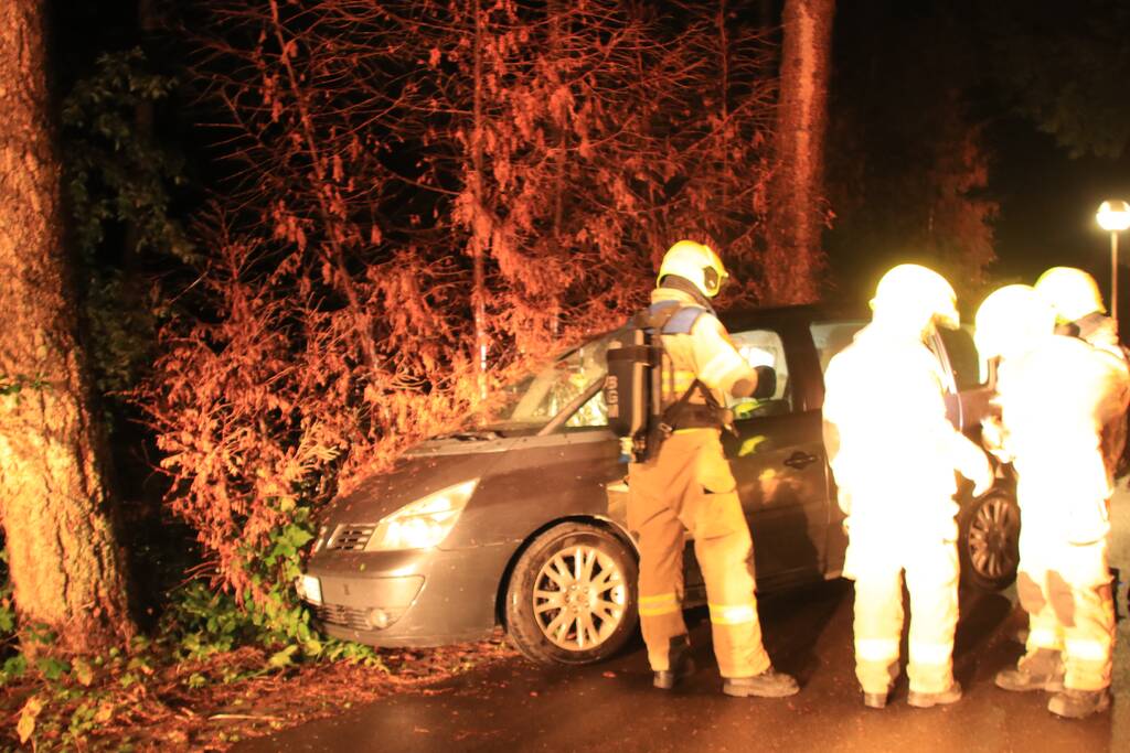 Buitenlandse auto achtergelaten na ongeval
