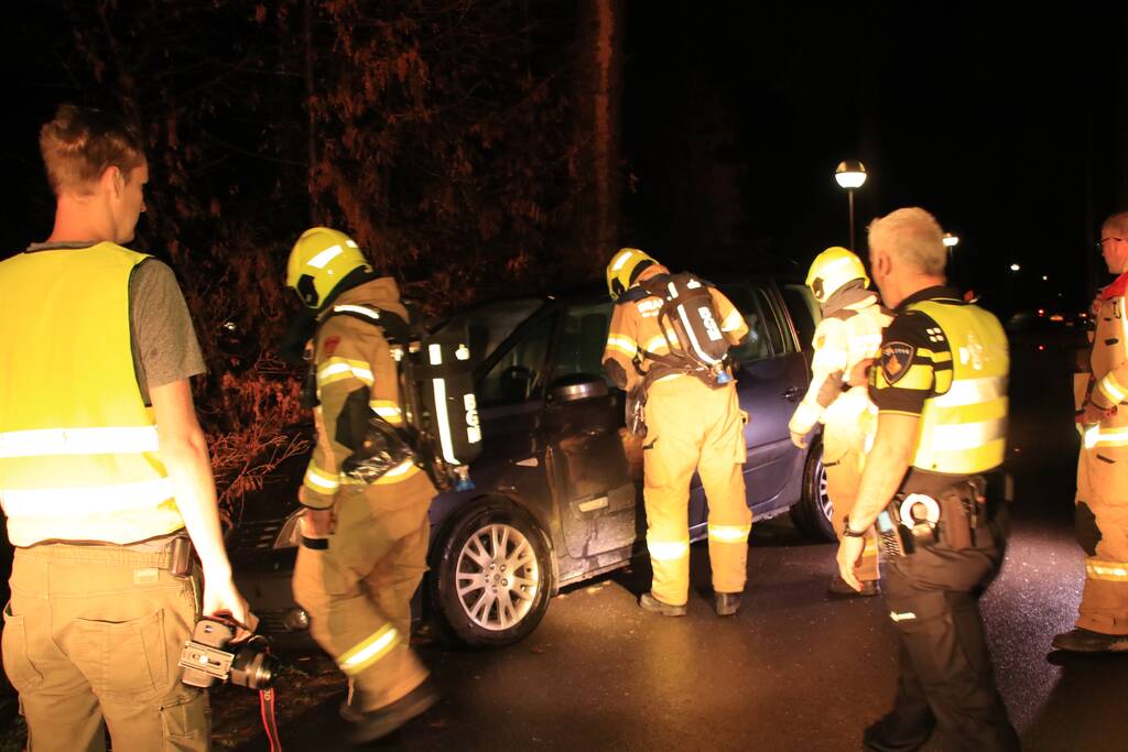 Buitenlandse auto achtergelaten na ongeval