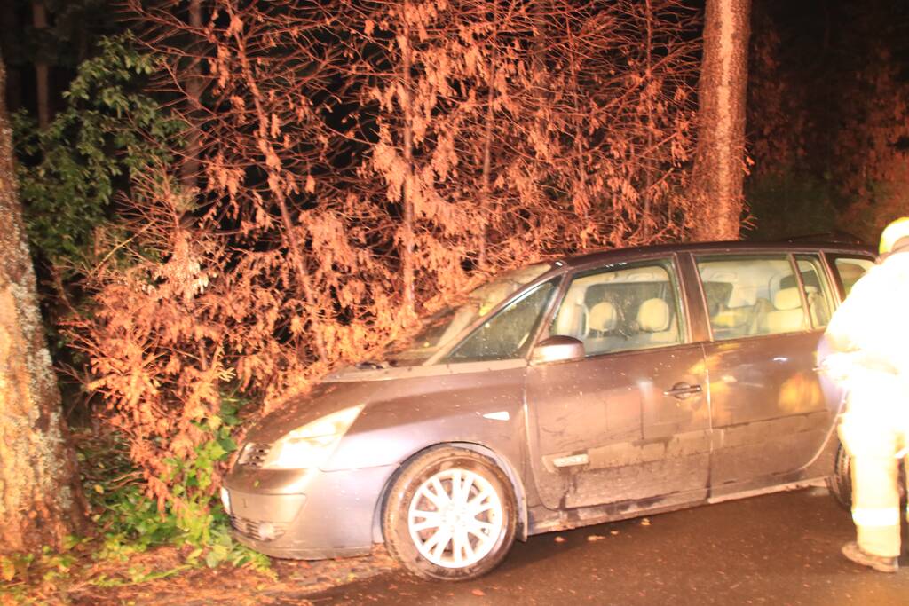 Buitenlandse auto achtergelaten na ongeval