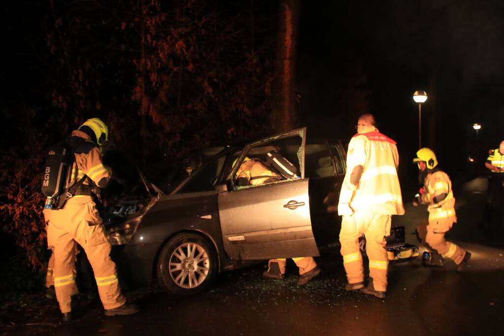 Buitenlandse auto achtergelaten na ongeval