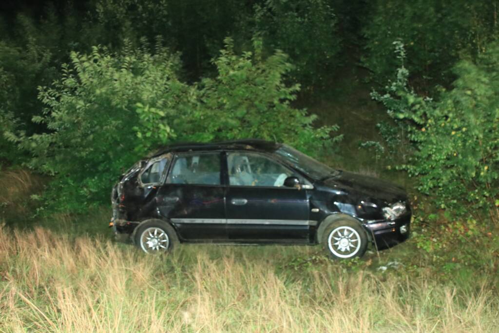 Auto slaat over de kop, twee personen gewond