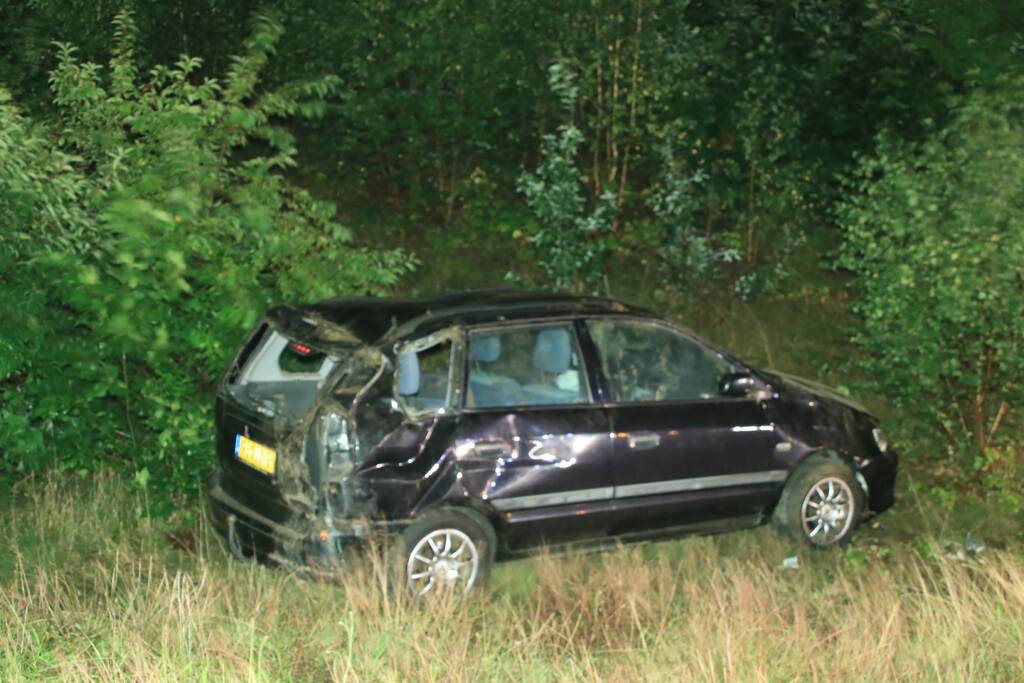 Auto slaat over de kop, twee personen gewond