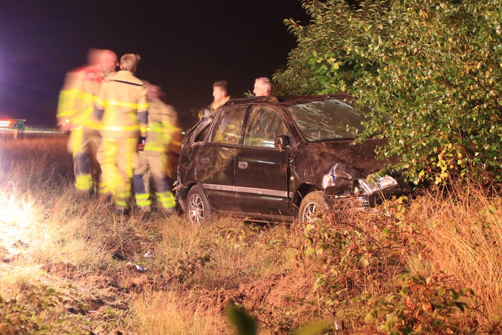 Auto slaat over de kop, twee personen gewond