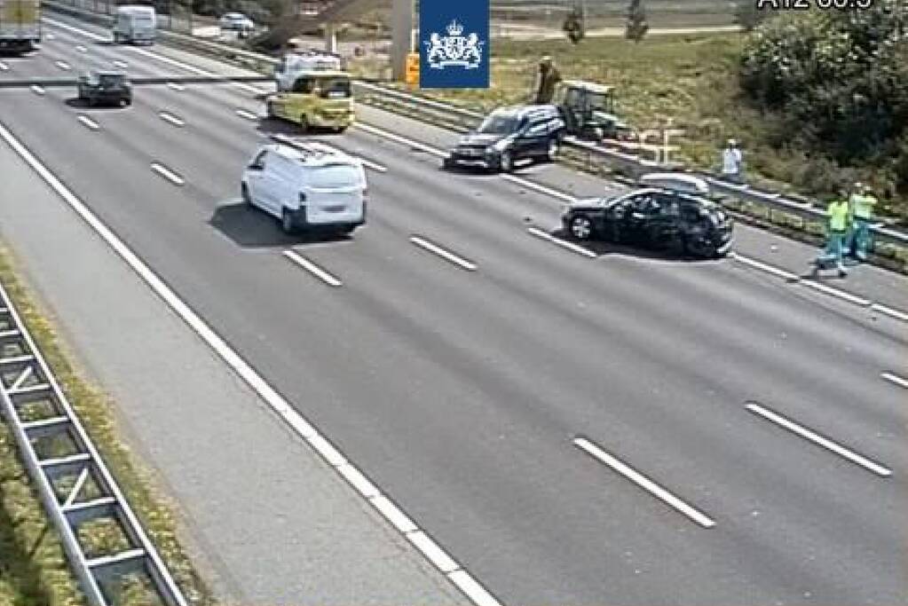 Meerdere voertuigen botsen op snelweg