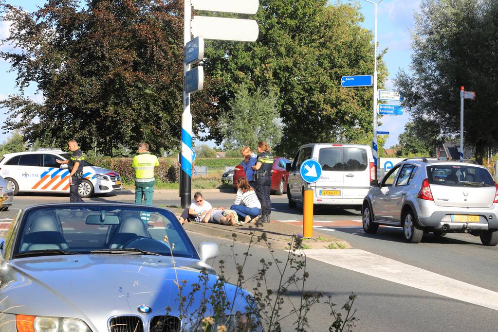 Twee overstekende fietsers aangereden