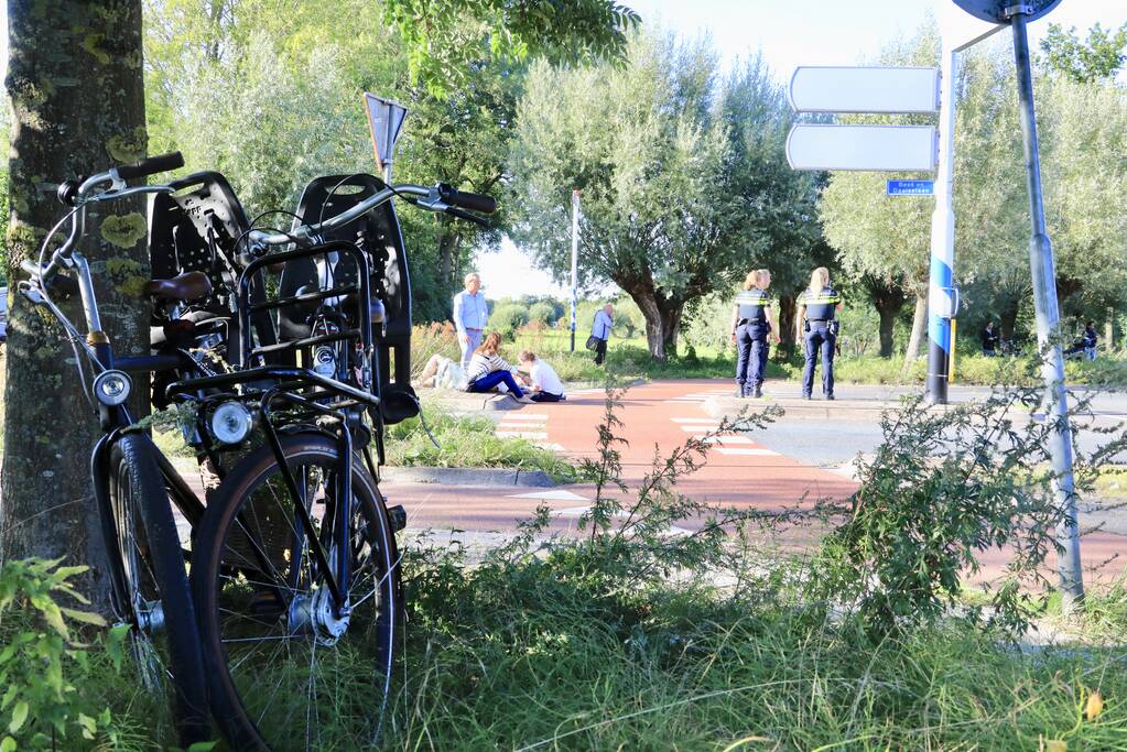 Twee overstekende fietsers aangereden