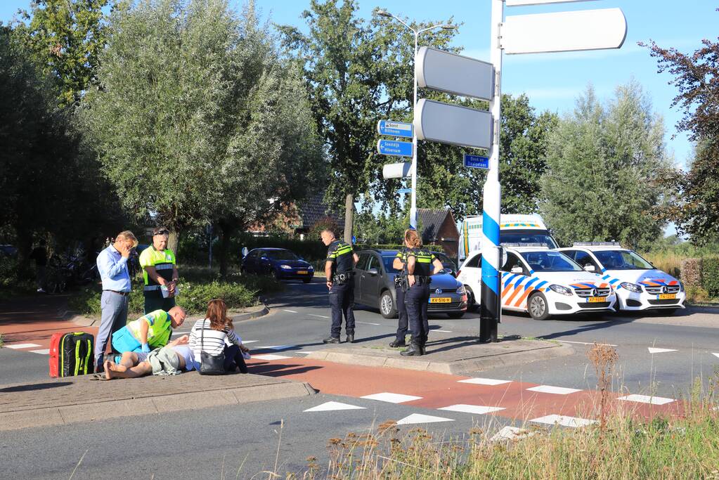 Twee overstekende fietsers aangereden