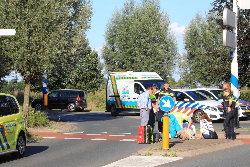 Twee overstekende fietsers aangereden