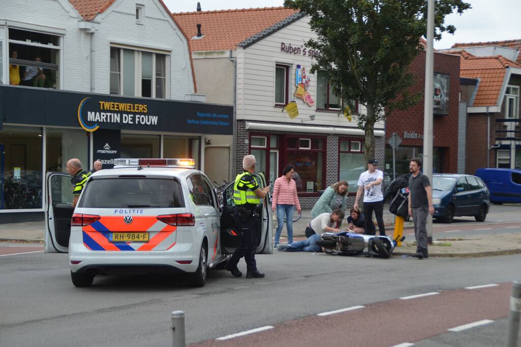 Scooterrijder gewond na aanrijding met auto