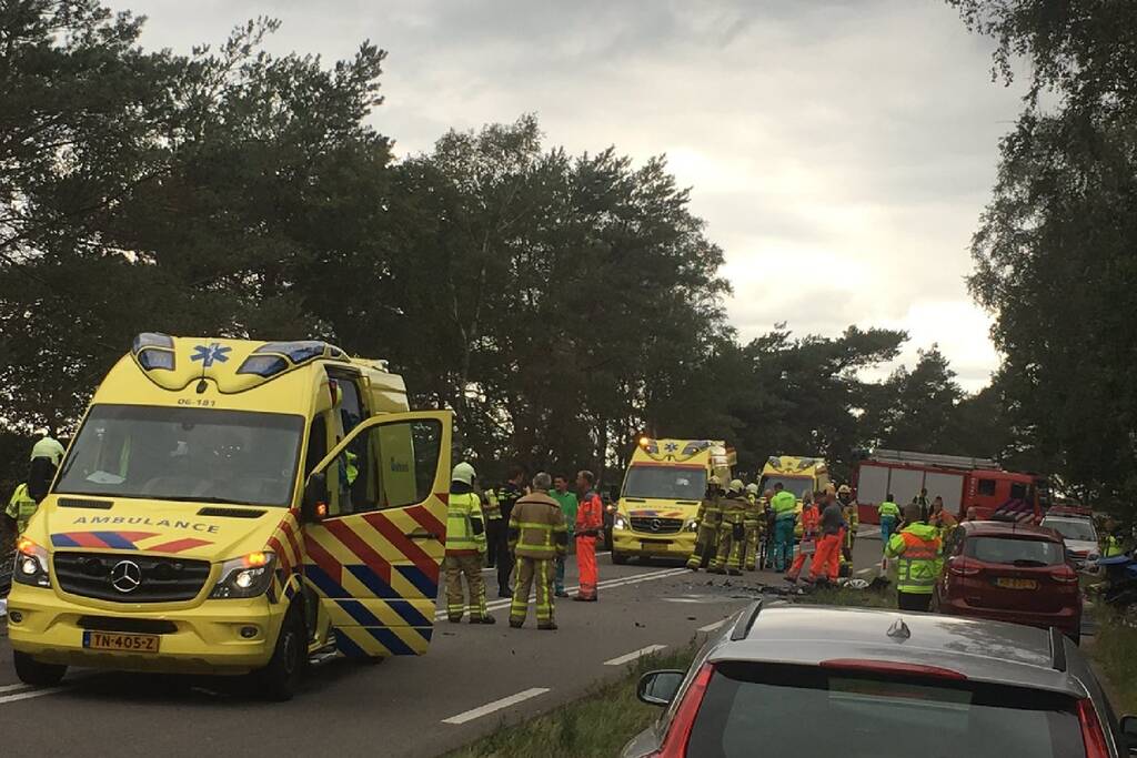 Dode en meerdere gewonden bij aanrijding