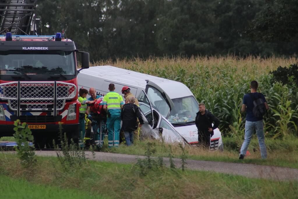 Bestelbus en auto belandt in greppel na botsing