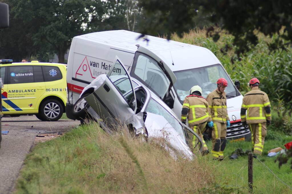Bestelbus en auto belandt in greppel na botsing