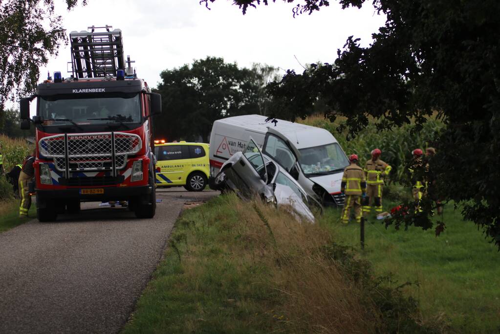 Bestelbus en auto belandt in greppel na botsing