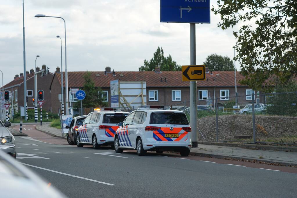Jongen reageert agressie af op auto voor stoplicht