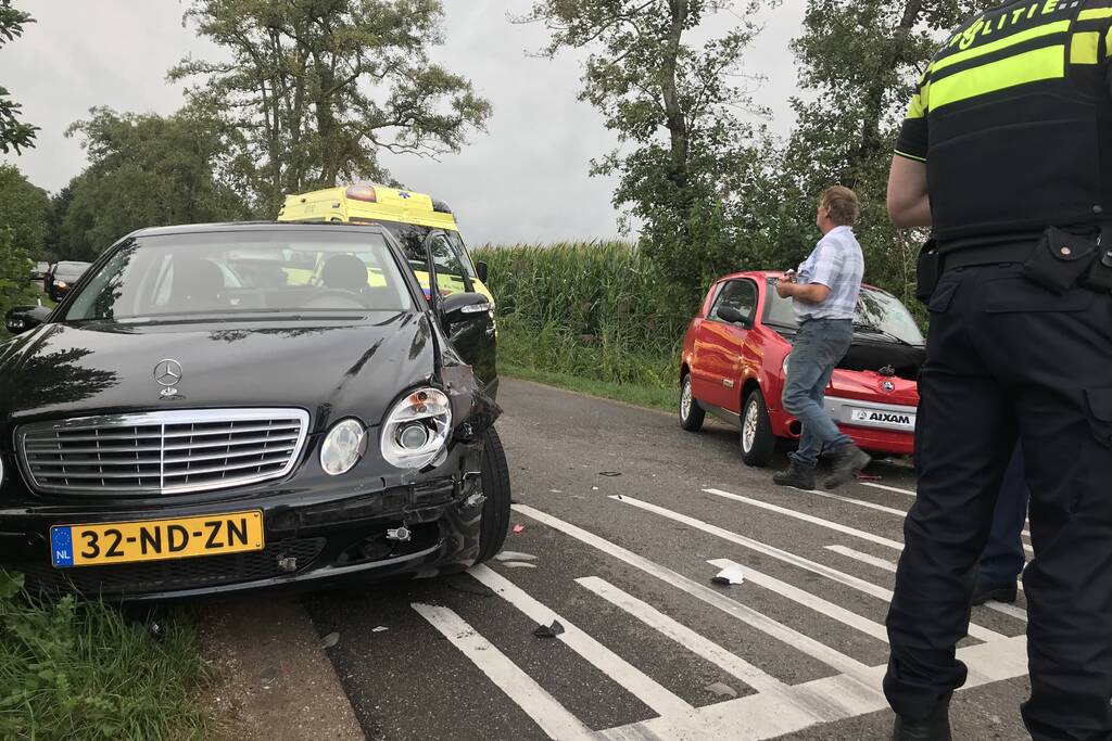 Flinke schade na botsing tussen brommobiel en auto