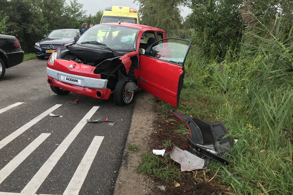 Flinke schade na botsing tussen brommobiel en auto