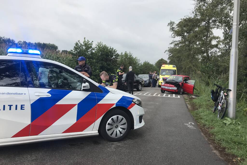 Flinke schade na botsing tussen brommobiel en auto