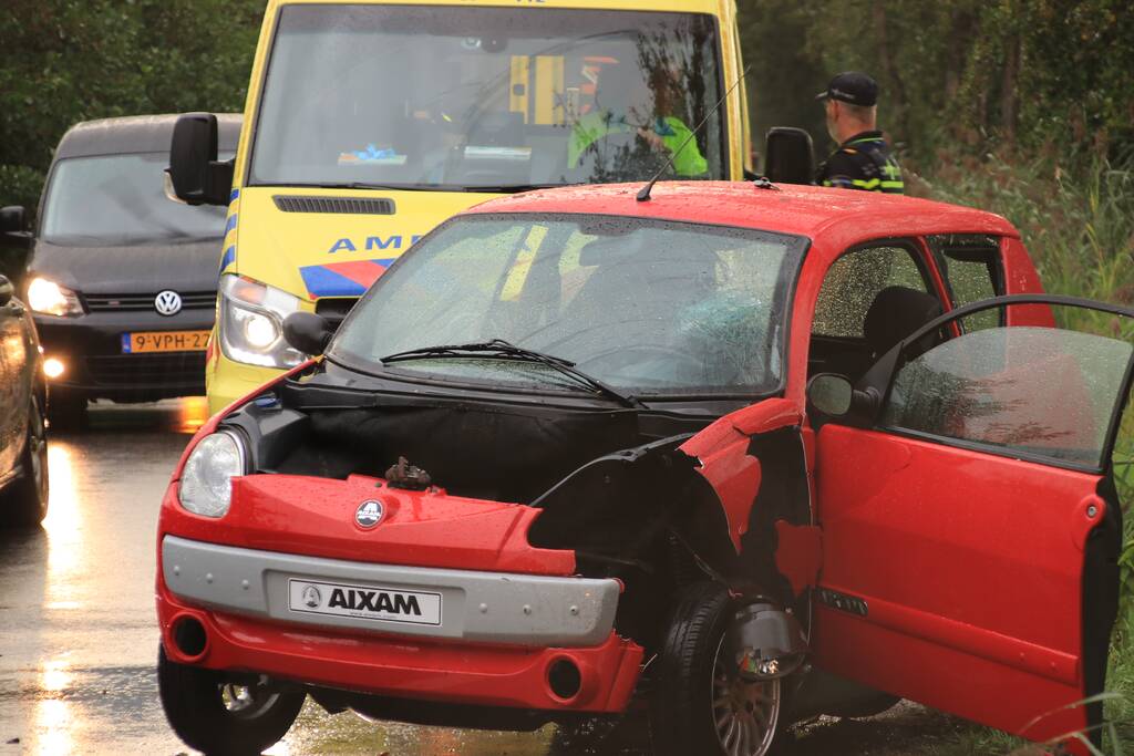 Flinke schade na botsing tussen brommobiel en auto