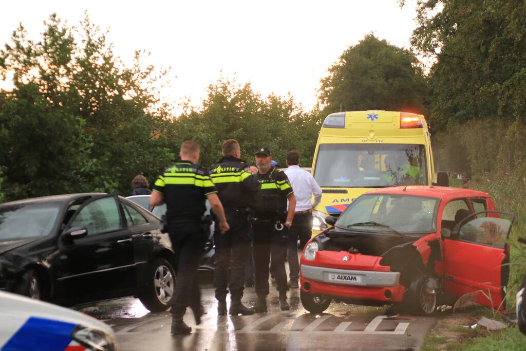 Flinke schade na botsing tussen brommobiel en auto